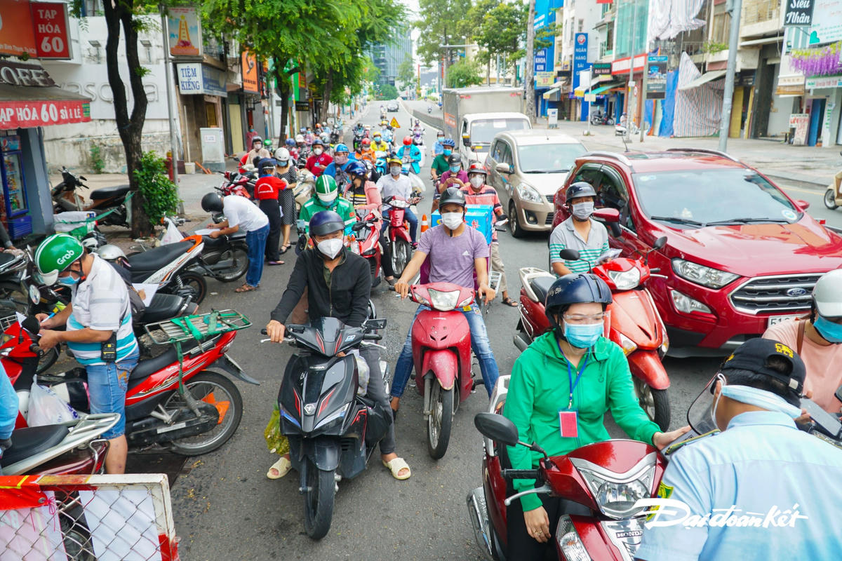 Quá trình khai báo mất nhiều thời gian, khiến nhiều phương tiện ứ động, không thể di chuyển.