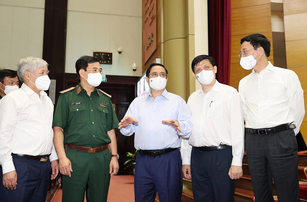 Thủ tướng Phạm Minh Chính; Bộ trưởng Bộ Quốc phòng Phan Văn Giang; Chủ tịch UBTƯ MTTQ Việt Nam Đỗ Văn Chiến cùng Bộ trưởng Bộ Y tế Nguyễn Thanh Long, Bộ trưởng Bộ Thông tin-Truyền thông Nguyễn Mạnh Hùng dự Lễ phát động triển khai Chiến dịch tiêm chủng vaccine phòng Covid-19 toàn quốc, ngày 10/7. Ảnh: TTXVN.