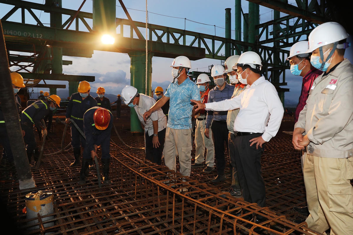 Phó Chủ tịch Thường trực UBND tỉnh Cao Tường Huy chỉ đạo công tác thi công hợp long tại công trường. Ảnh: Báo Quảng Ninh.