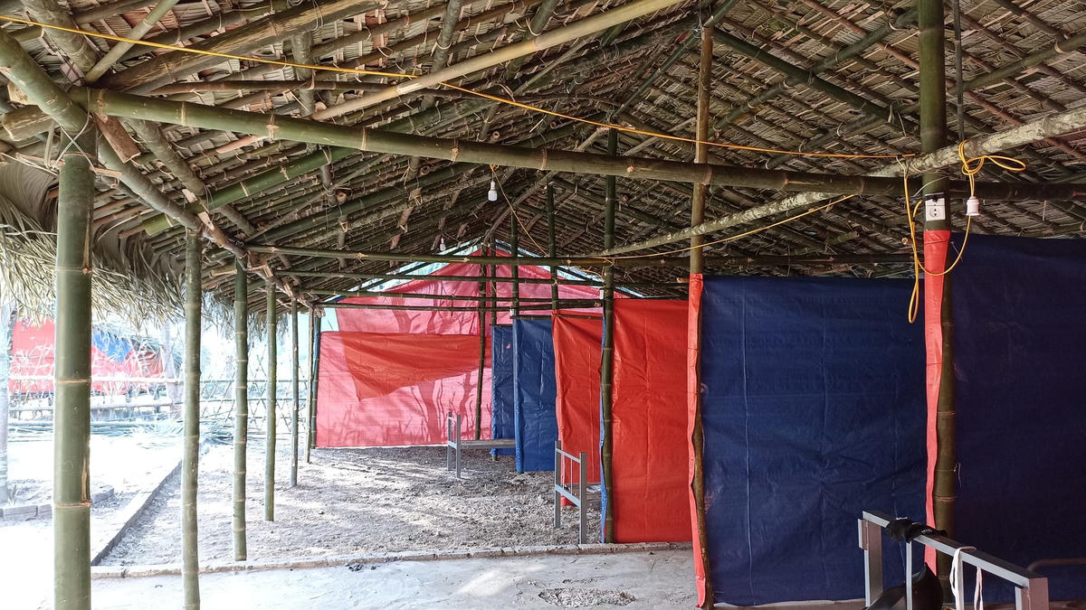 Đến thời điểm này, xã Thanh Phong đã có khoảng hơn 300 người về quê ăn Tết, trong đó có khoảng 200 người thuộc diện cách ly 7 ngày tại nhà, nhưng đều được cách ly ở lều hoặc nhà văn hóa thôn.