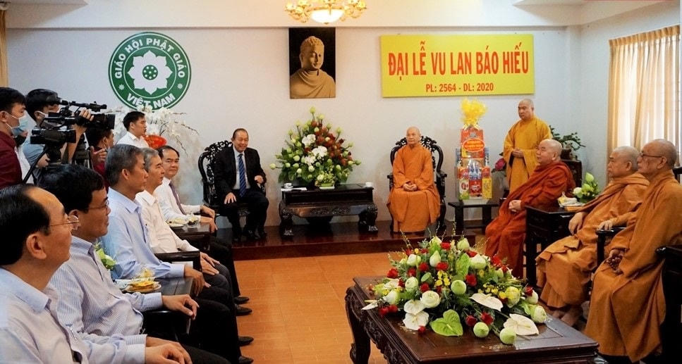 Phó Thủ tướng Thường trực Trương Hoà Bình thăm hỏi, tặng quà Hòa Thượng Thích Thiện Nhơn và các chư tôn giáo phẩm tại Văn phòng II Giáo hội PGVN.