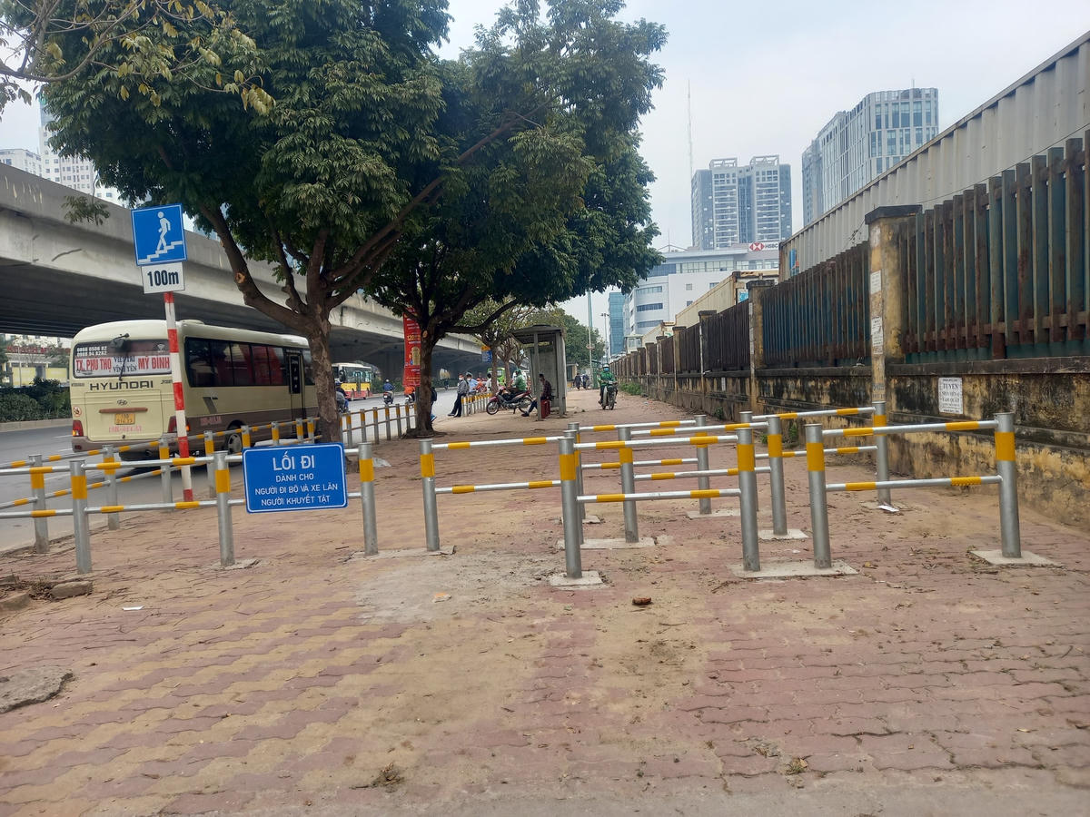 Dựng rào sắt không những làm hạn chế chức năng của vỉa hè, sai thiết kế mà còn bộc lộ năng lực quản lý.