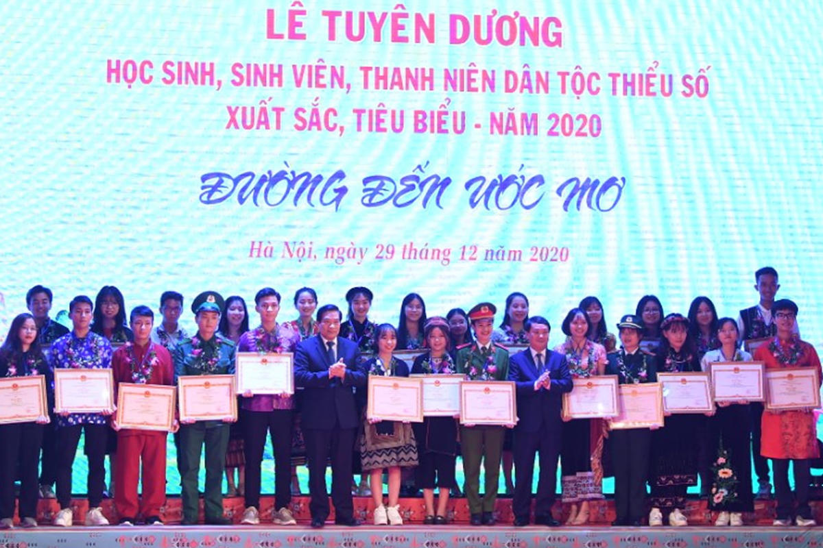 Các học sinh, sinh viên, thanh niên dân tộc thiểu số có thành tích xuất sắc, nổi bật được tuyên dương tại buổi lễ.