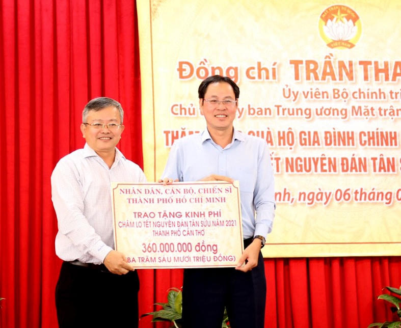 UBMTTQ Việt Nam TP Hồ Chí Minh trao 360 triệu đồng cho TP Cần Thơ chăm lo tết cho bà con.