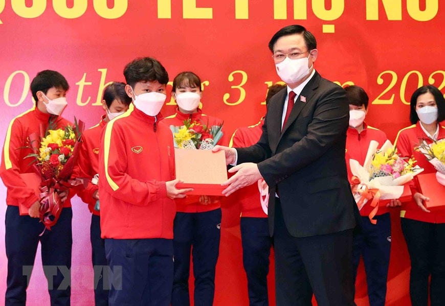 Chủ tịch Quốc hội Vương Đình Huệ với các nữ tuyển thủ bóng đá quốc gia tại buổi gặp mặt. Ảnh: TTXVN.  