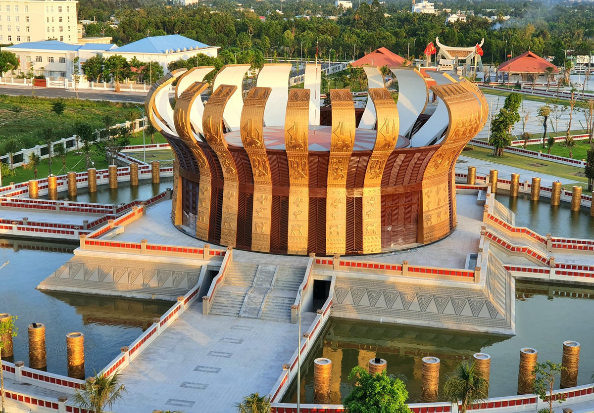 Đền thờ Vua Hùng được bao bọc nền nước tròn trên nền đế vuông tượng trưng cho triết lý “trời tròn đất vuông”, bên trong hồ có 54 trụ đá bao bọc đền chính, thể hiện cho 54 dân tộc sinh sống trên đất nước Việt Nam. Đền chính có 18 cánh cung bao quanh, tượng trưng cho 18 đời Vua Hùng.