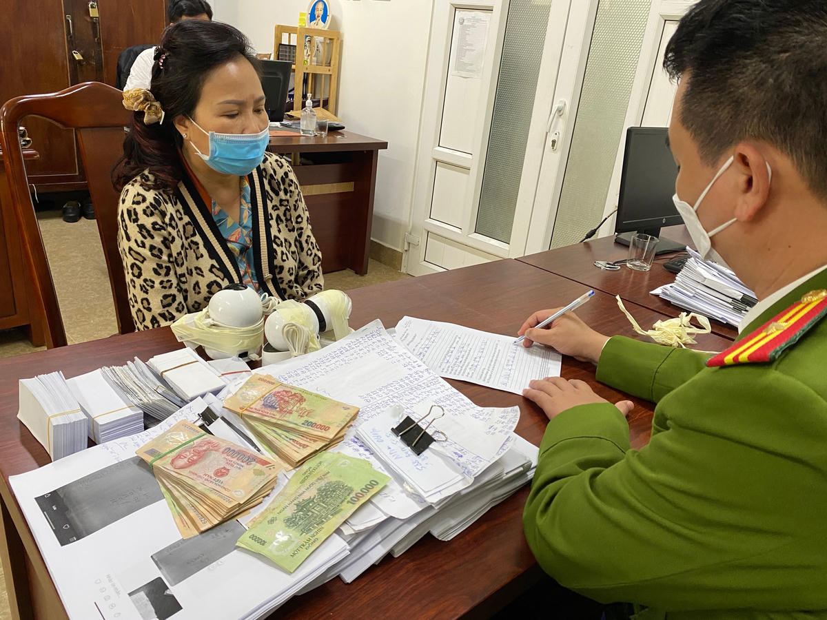 Đối tượng cầm đầu Nguyễn Thị Thanh Vân làm việc với cơ quan Công an. Ảnh: Công an cung cấp.