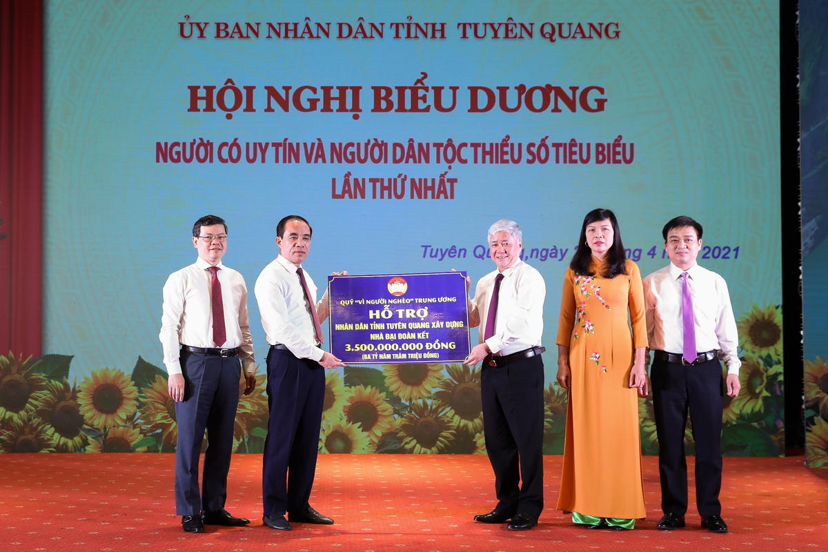 Chủ tịch UBTƯ MTTQ Việt Nam Đỗ Văn Chiến trao 3,5 tỷ đồng hỗ trợ nhân dân tỉnh Tuyên Quang xây dựng nhà Đại đoàn kết. Ảnh Quang Vinh.