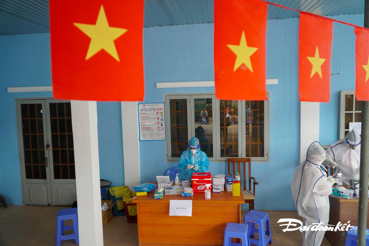 Một điểm tiêm vaccine lưu động tại TP. Thủ Đức với điểm tiêm là điểm sinh hoạt khu phố, giúp người dân thuận tiện di chuyển.