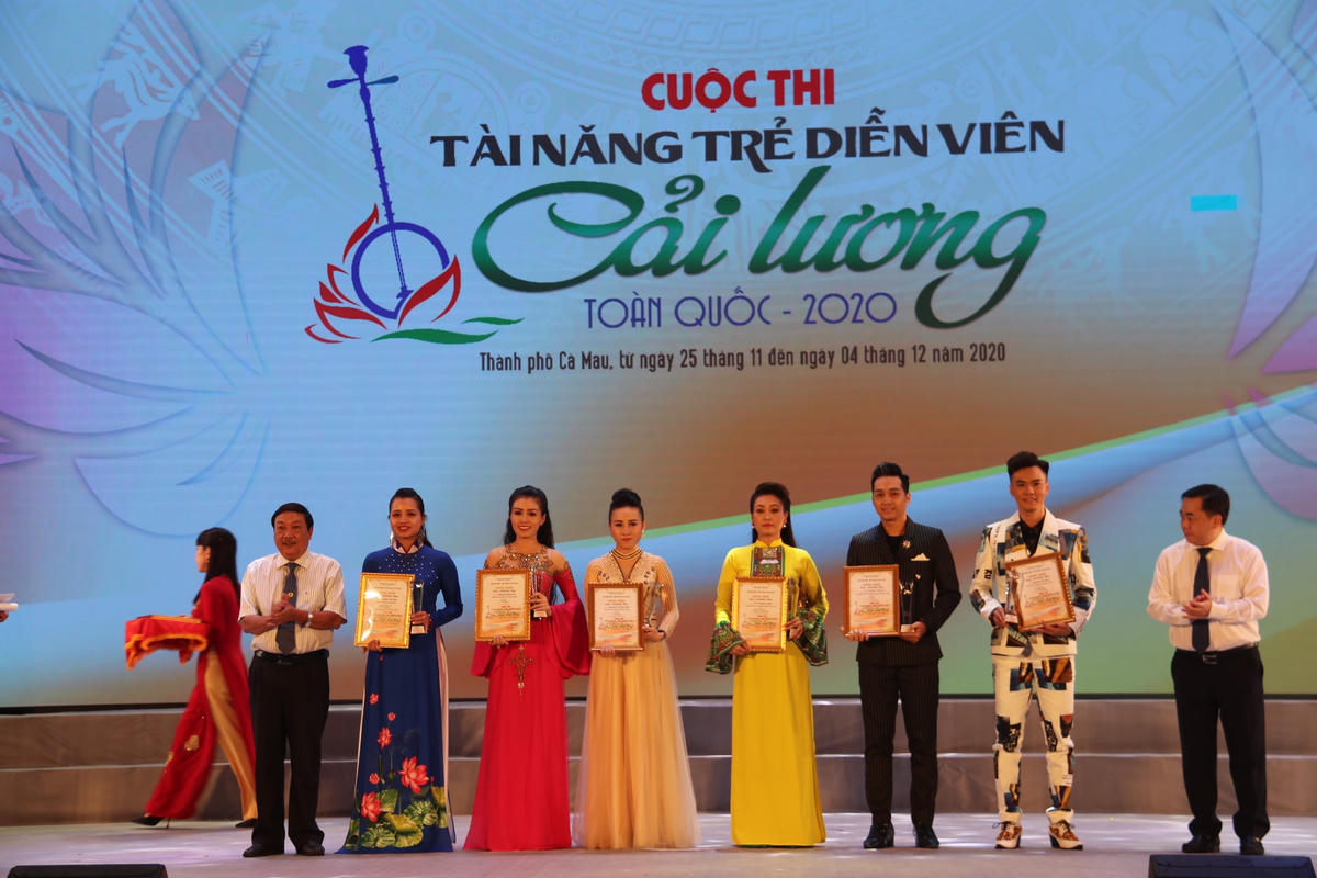 Trao HCB cho các diễn viên.