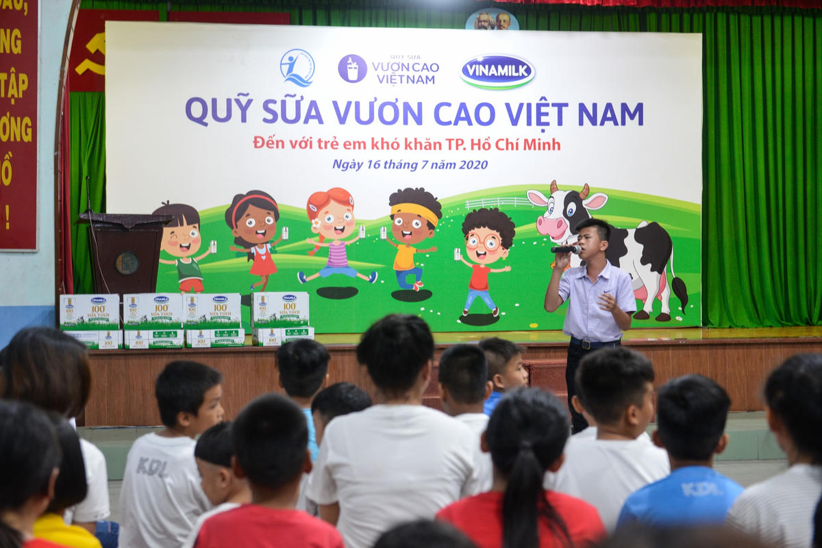 Làng Thiếu niên Thủ Đức, nơi nuôi dưỡng trẻ mồ côi, trẻ có hoàn cảnh đặc biệt khó khăn từ sơ sinh đến 16 tuổi trên địa bàn TP HCM trở nên nhộn nhịp hơn khi Quỹ sữa Vươn cao Việt Nam và Công ty Vinamilk đến thăm và trao tặng sữa. Ngoài việc được thưởng thức những tiết mục văn nghệ vui tươi, những hoạt động giao lưu đầy ắp tiếng cười, các em nhỏ sống tại đây còn được nhận những hộp sữa Vinamilk bổ dưỡng từ chương trình.