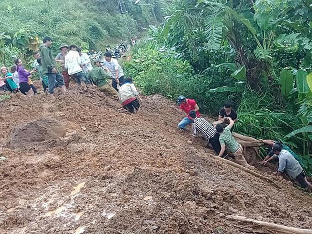 Mưa lớn khiến một người dân ở Lai Châu bị đất đá vùi lấp, rất may được ứng cứu kịp thời.