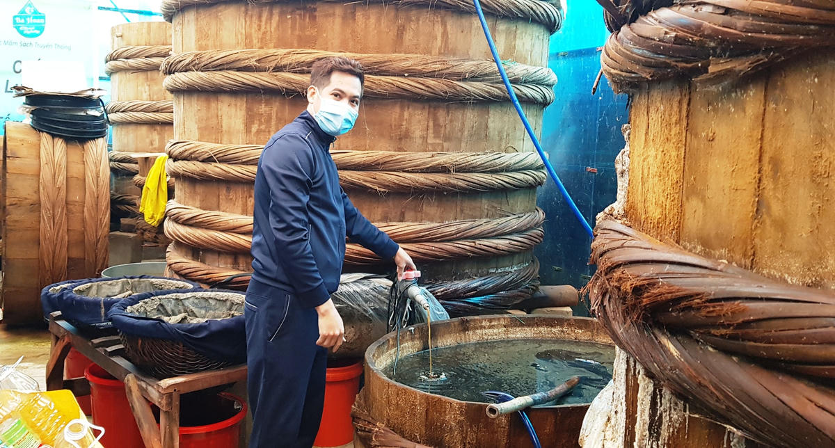 Nếu bình quân mỗi tháng, gia đình anh Các tiêu thụ khoảng 2 đến 3 tấn mắm thì những dịp giáp Tết, số lượng mắm tiêu thụ tăng gấp 4, 5 lần, tương đương với khoảng 1.000 lít.