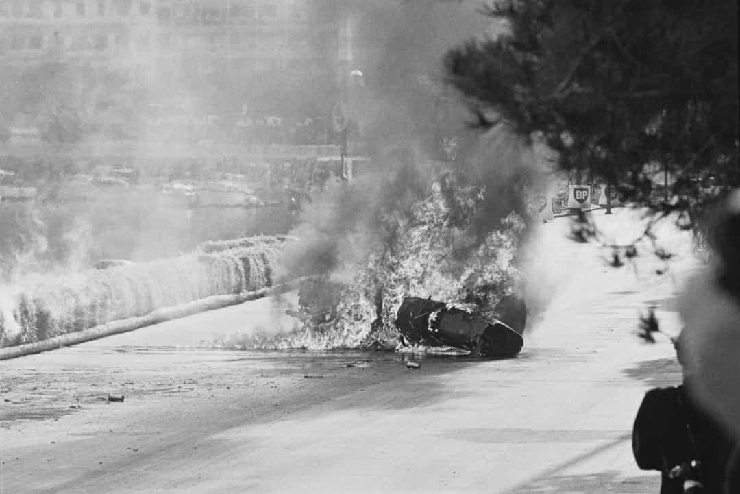 Chiếc Ferrari của Lorenzo Bandini chìm trong biển lửa trong một vụ tai nạn chết người tại Monaco Grand Prix năm 1967.  