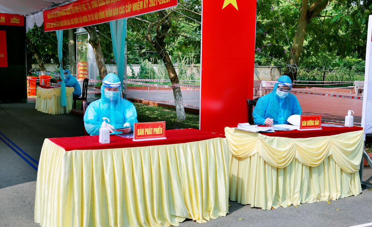 Thành viên tổ bầu cử trang bị phòng hộ cá nhân tại khu vực bỏ phiếu.