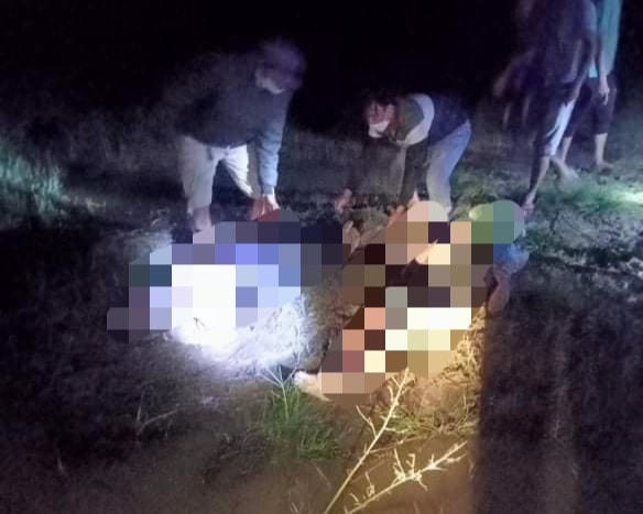 Người dân vớt đưa 2 thi cha con ông Th. và anh T. lật ghe lên bờ.  