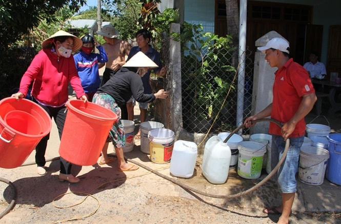 Người dân thiếu nước sinh hoạt phải đi mua.