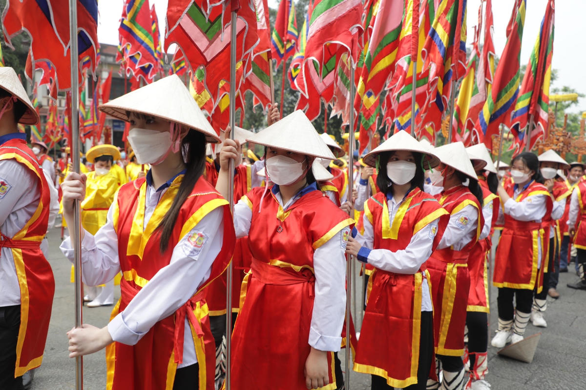 Các em học sinh với trang phục rực rỡ.