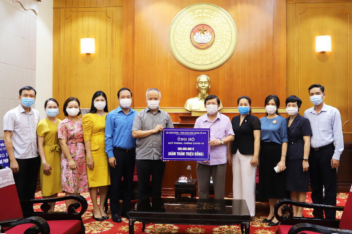 Phó Chủ tịch Nguyễn Hữu Dũng tiếp nhận ủng hộ từ Công đoàn Công Thương Việt Nam - Bộ Công Thương.