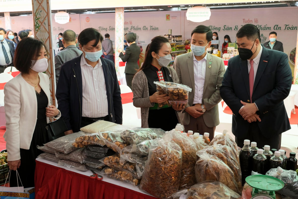 Khách hàng tham quan các gian hàng.