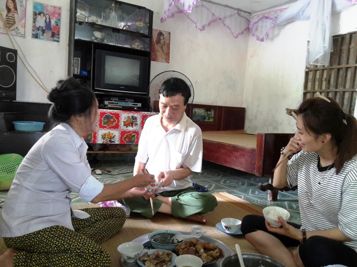 Bữa cơm ấm áp tình cảm gia đình.  