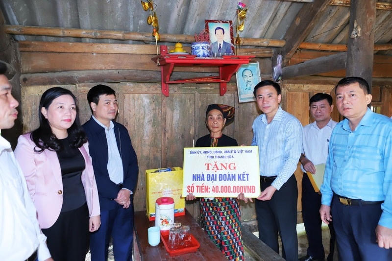 Trước đó, ông  Đỗ Trọng Hưng và Phạm Thị Thanh Thủy đã đến thăm và trao tặng 40 triệu đồng cho hộ gia đình bà Lương Thị Quý để xây dựng nhà Đại đoàn kết.