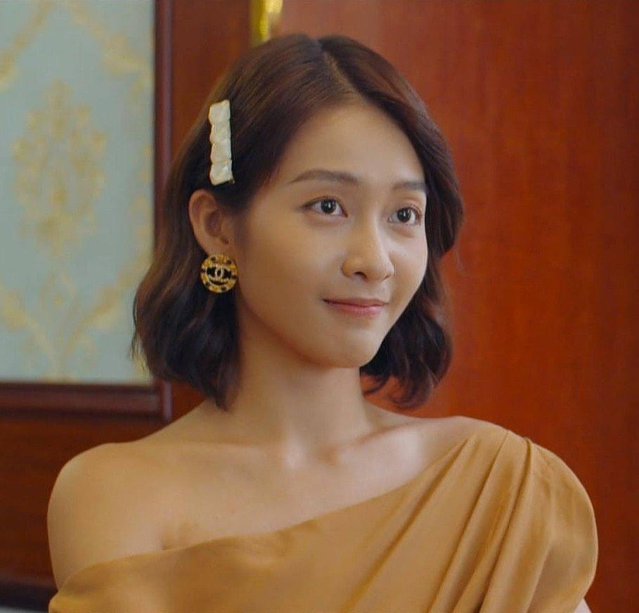 Không chỉ đầu tư cho trang phục mà cách chọn phụ kiện, trang điểm của sao nữ cũng được chú ý.