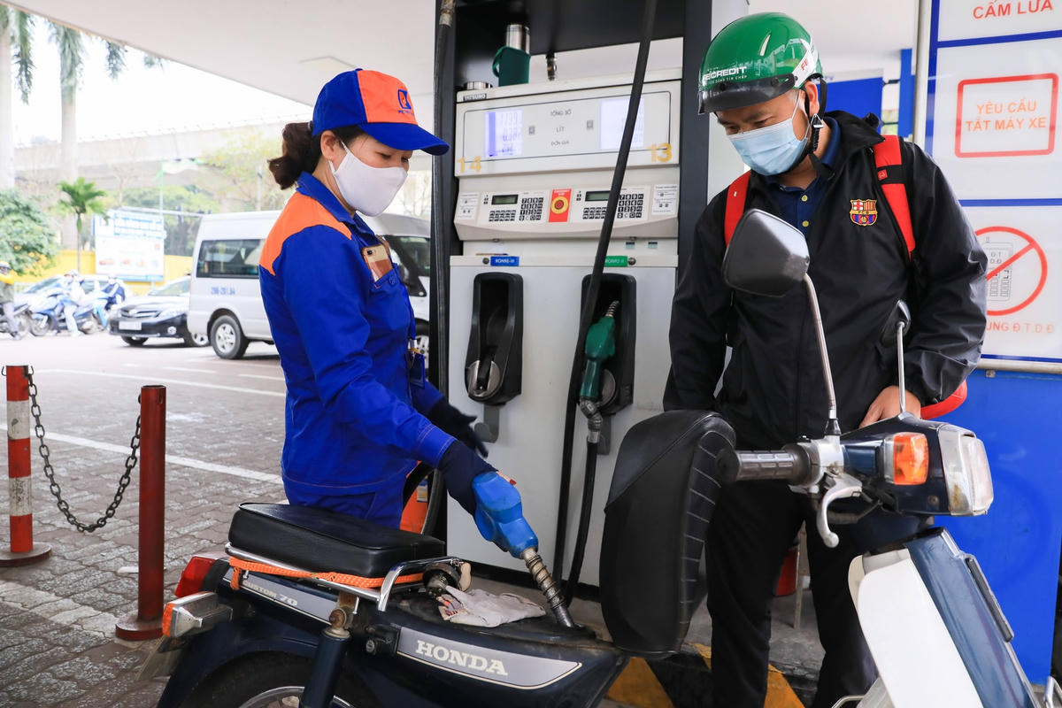 Ngày 11/3, giá xăng dầu tiếp tục được điều chỉnh theo hướng tăng mạnh, tiến sát 30.000đồng/lít. Ảnh: Quang Vinh