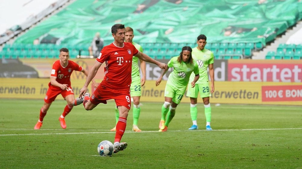 Đến phút 72, Robert Lewandowski không bỏ lỡ cơ hội nâng tỷ số lên 3-0 từ chấm 11m. (Nguồn: FcBayern).
