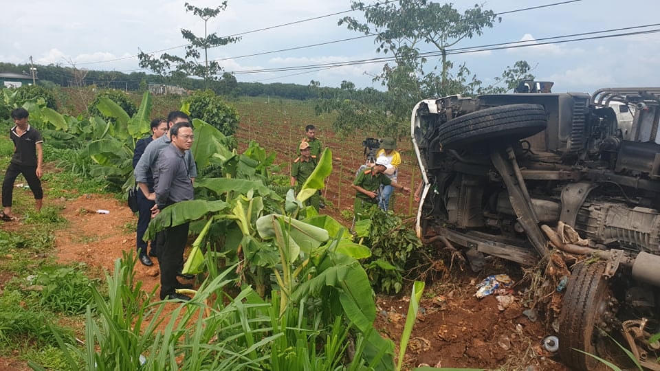 Chiếc xe tải lật nghiêng sau khi gây tai nạn liên hoàn.
