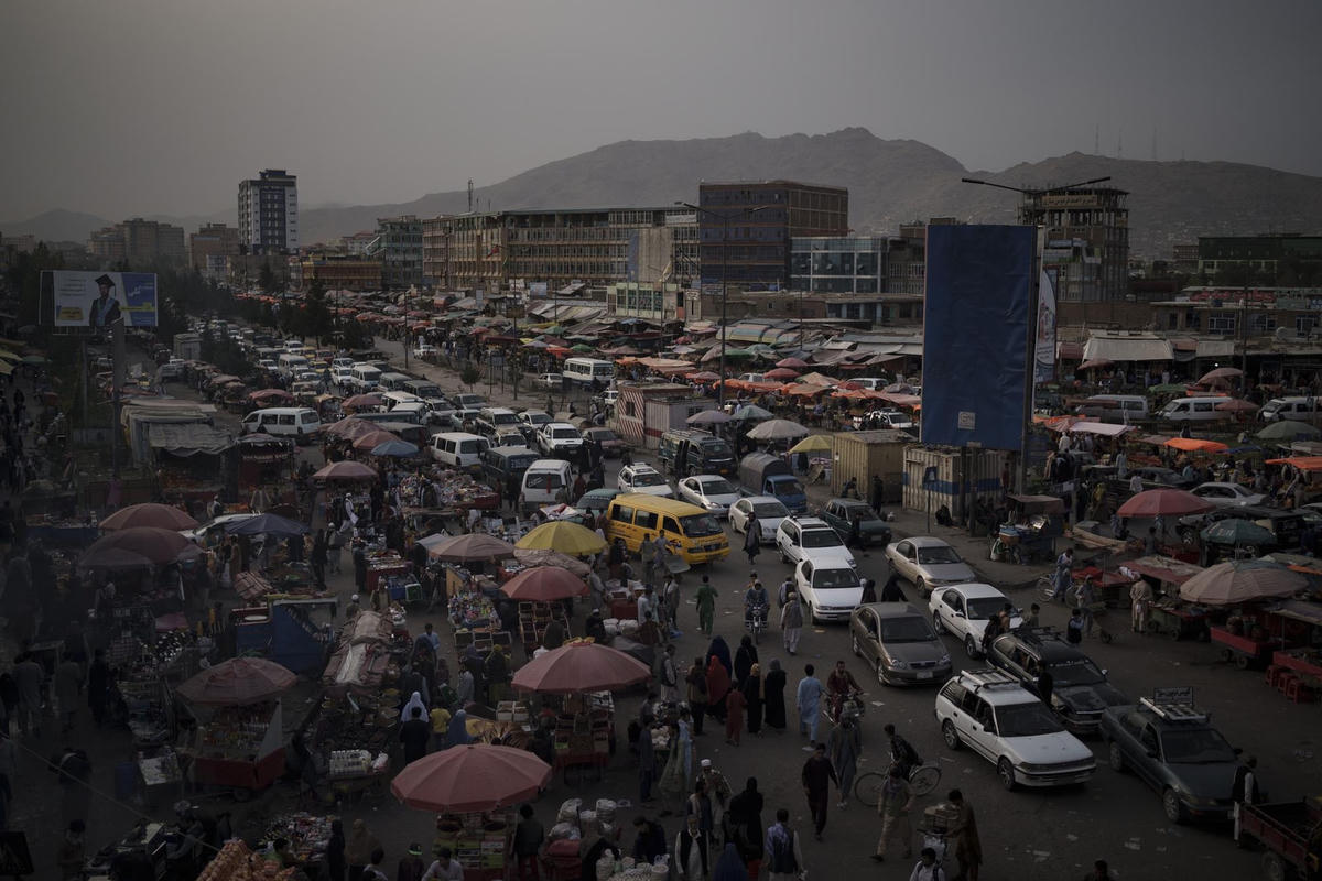 Hàng dài ô tô gây tắc đường khi người dân Afghanistan đi mua sắm trong một khu chợ địa phương ở thủ đô Kabul (11/9/2021). Ảnh: AP.