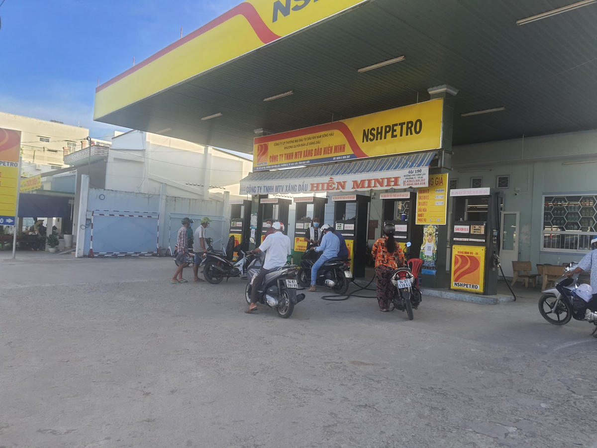 Các cửa hàng xăng dầu sáng nay cũng có khá đông người đến đổ xăng.