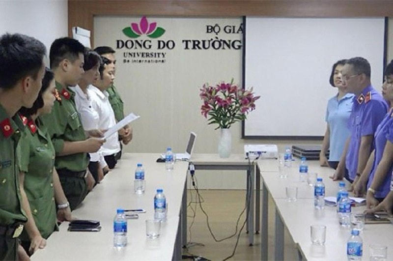 Cơ quan Công an tống đạt quyết định khởi tố đối với các bị can tại Trường Đại học Đông Đô. Ảnh: S.T..