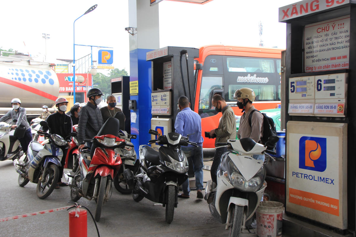 Ngoài cây xăng tại Mỹ Đình thì cây xăng tại đường Xuân Thủy, quận Cầu Giấy (TP Hà Nội) cũng chật kín người đổ.Người dân xếp hàng dài chờ tới lượt.Trạm Xăng dầu ATS Mipecorp tại đường Nguyễn Quốc Trị rất đông người chờ mua xăng.Cửa hàng xăng dầu Hải Linh treo biển nghỉ bán hàng.