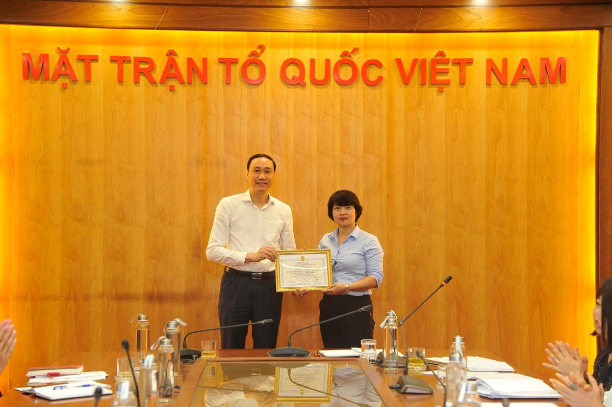 Phó Chủ tịch UBTƯ MTTQ Việt Nam, Chủ tịch Công đoàn cơ quan Phùng Khánh Tài trao Bằng khen của Tổng Liên đoànLao động Việt Nam và Công đoàn Viên chức Việt Nam cho 1 tập thế và 1 cá nhân đã có thành tích xuất sắc trong năm 2019.