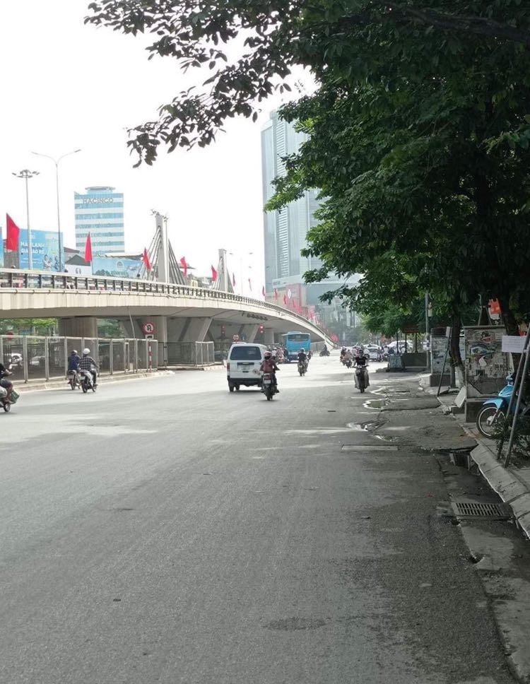 Không còn tình trạng tắc đường, các phương tiện tham gia giao thông di chuyển khá thuận lợi tại nút giao Ngã Tư Sở - Nguyễn Trãi.