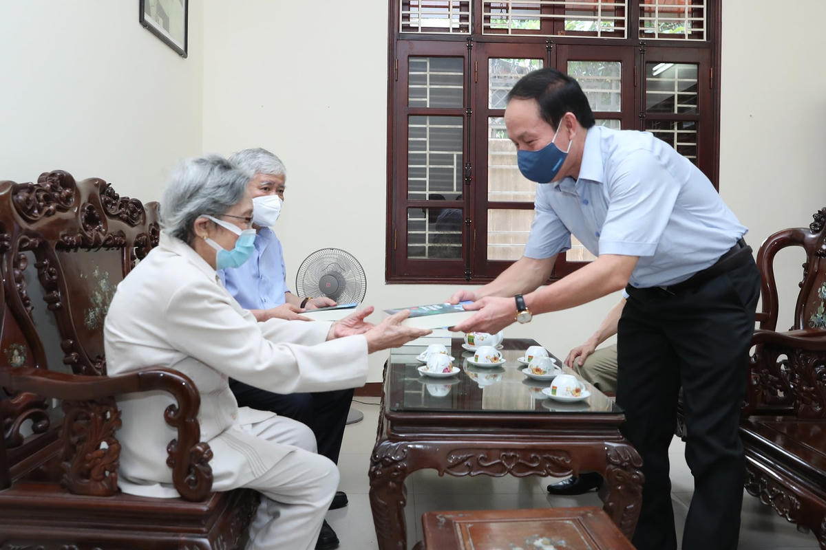 Gia đình đồng chí Lê Quang Đạo tặng Phó Chủ tịch - Tổng Thư ký UBTƯ MTTQ Việt Nam Lê Tiến Châu cuốn sách "Người lữ hành lặng lẽ" - thiên ký sự về cuộc đời nhà cách mạng Lê Quang Đạo gắn với những biến chuyển to lớn và sâu sắc của Việt Nam thế kỷ XX.