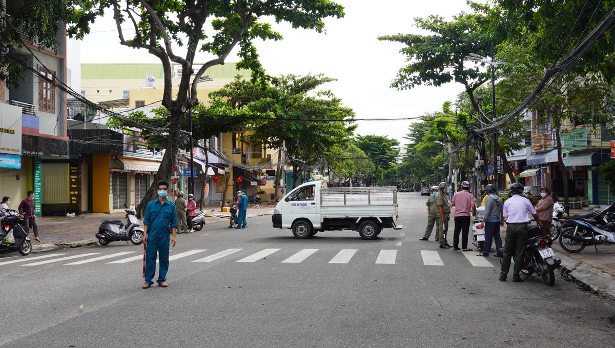 Lực lượng chức năng kiểm soát người dân lưu thông bằng xe gắn máy tại TP Vũng Tàu.