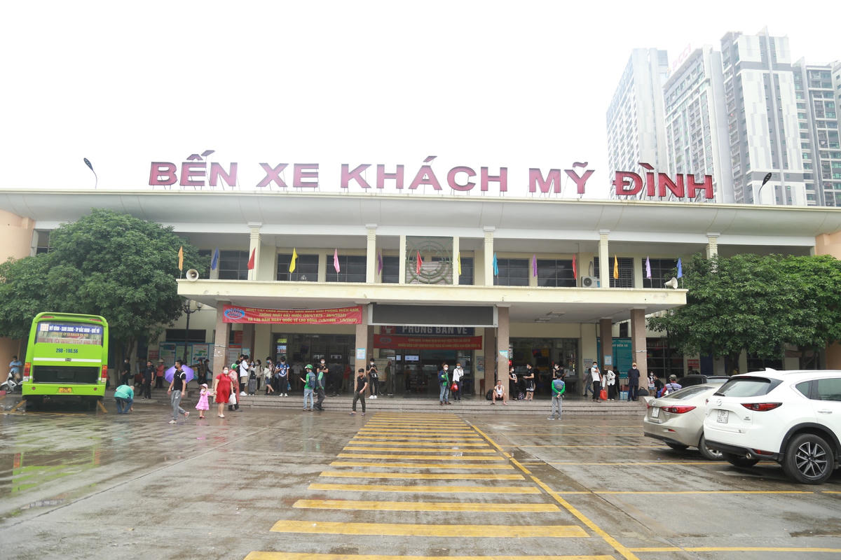Tại Hà Nội, ghi nhận tình hình ở bến xe Mỹ Đình, Giáp Bát, Nước Ngầm từ đầu giờ chiều, các bến xe đã rất đông người dân từ các địa phương đổ về. Theo ghi nhận của Đại Đoàn Kết Online tại bến xe Mỹ Đình, lượng khách tăng mạnh khiến lực lượng chức năng phải tăng cường hoạt động để đảm bảo không xảy ra tình trạng ùn tắc.