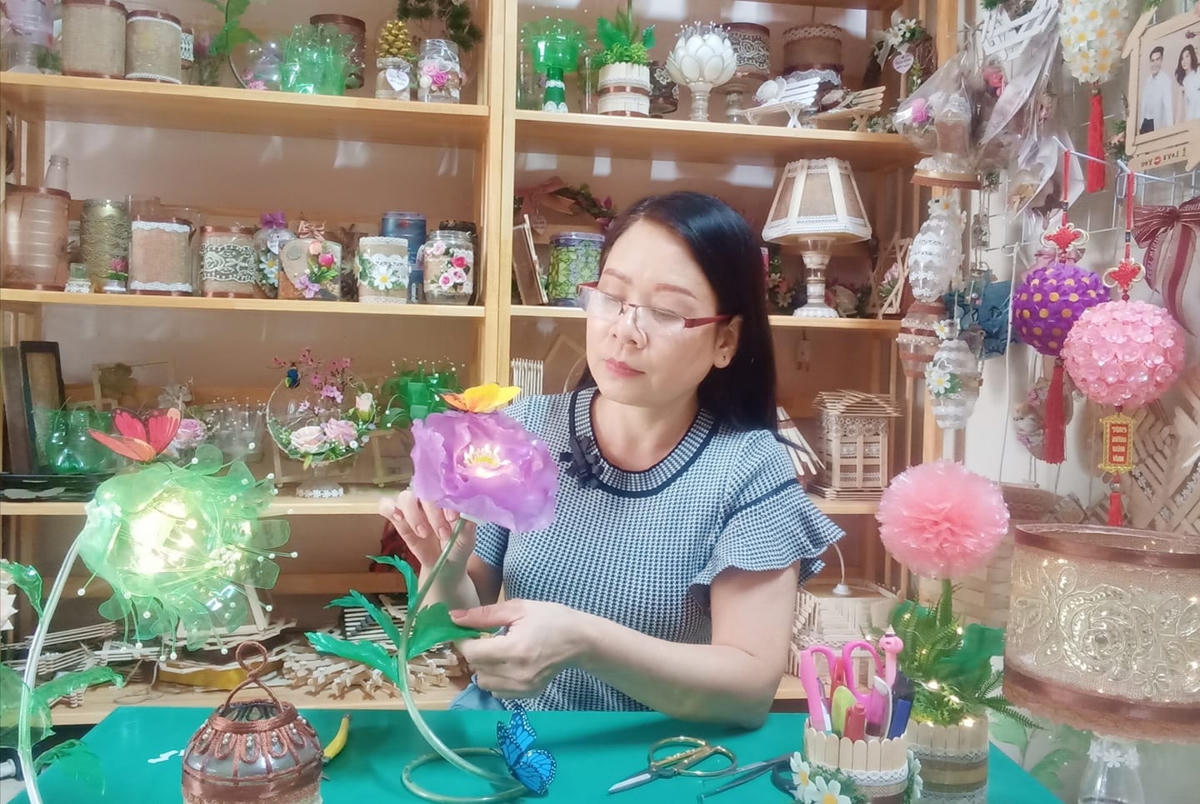Chị Hoa mong muốn qua những sản phẩm của mình sẽ truyền tình yêu môi trường đến với mọi người. 