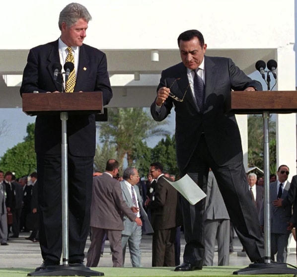 Cựu Tổng thống Hoa Kỳ Bill Clinton và người đồng cấp Tổng thống Ai Cập Hosni Mubarak, năm 1996.