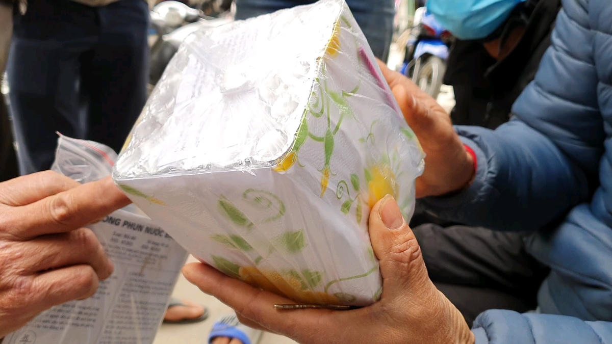 Được biết, các cửa hàng pháo hoa trên địa bàn tỉnh Thanh Háo chỉ bán trong giờ hành chính và hạn chế mua đối với cá nhân tối đa không quá 5 triệu đồng/người; đối với cơ quan, doanh nghiệp tối đa không quá 25 triệu đồng/đơn vị. Giá bán các loại pháo cũng được cửa hàng công bố, niêm yết công khai và không nâng giá.