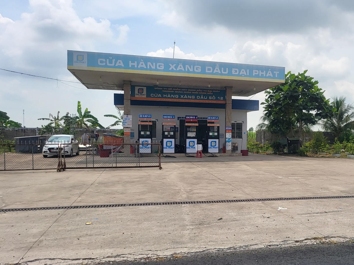 Tại huyện Châu Thành A, tỉnh Hậu Giang, ghi nhận khoảng 12h30, ghi nhận thực tế cửa hàng xăng dầu số 12 để biển hết xăng và bảng trụ hư.