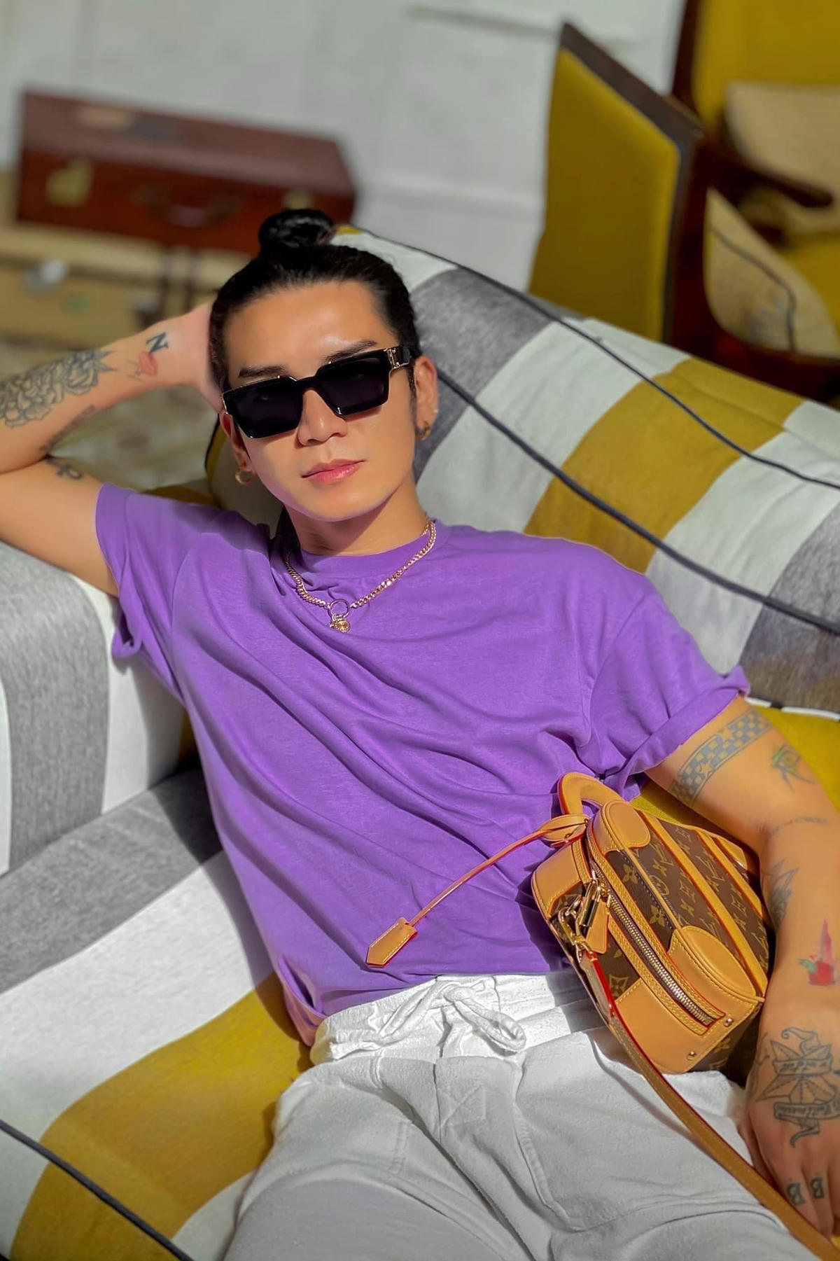 BB Trần “nhuộm” tím cả bầu trời: “Tím mộng, tím mơ, tím ngó lơ em luôn”.  