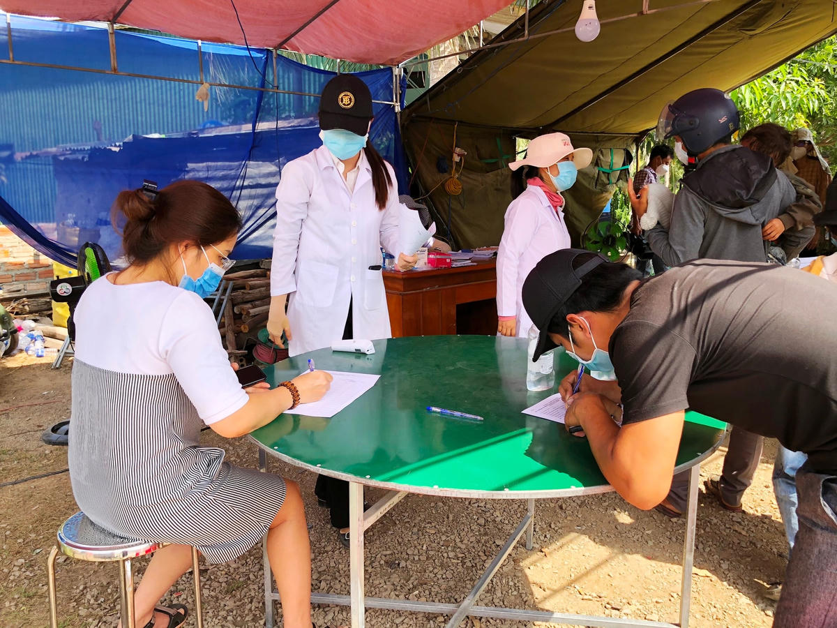 Người dân Quảng Ngãi khai báo y tế để phòng, chống dịch Covid-19.