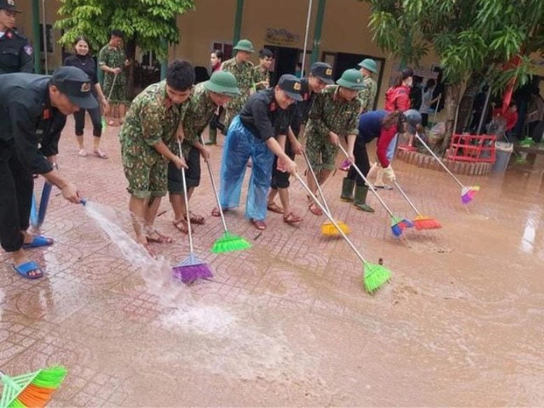 Hà Tĩnh khẩn trương dọn vệ sinh môi trường để ổn định cuộc sống.