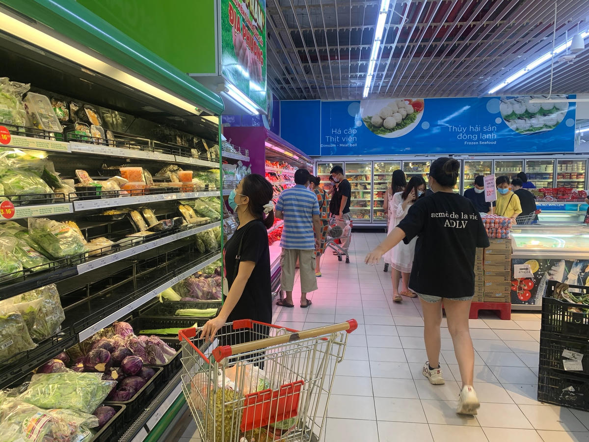 Tại siêu thị, các mặt hàng thiết yếu như rau, củ, quả, thịt cá,... luôn đầy ắp trên các kệ.