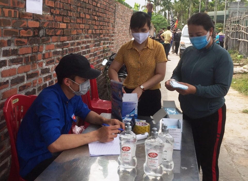 ĐVTN phường Yên Thọ và cán bộ khu Yên Lãng 1 chuẩn bị nước rửa tay sát khuẩn, khẩu trang và ghi danh sách người đến lễ tang thực hiện quy định phòng, chống dịch Covid-19