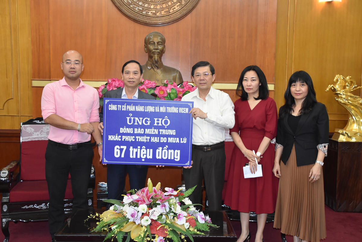 Phó Chủ tịch Nguyễn Hữu Dũng tiếp nhận ủng hộ từ Công ty CP Năng lượng và môi trường Vicem.