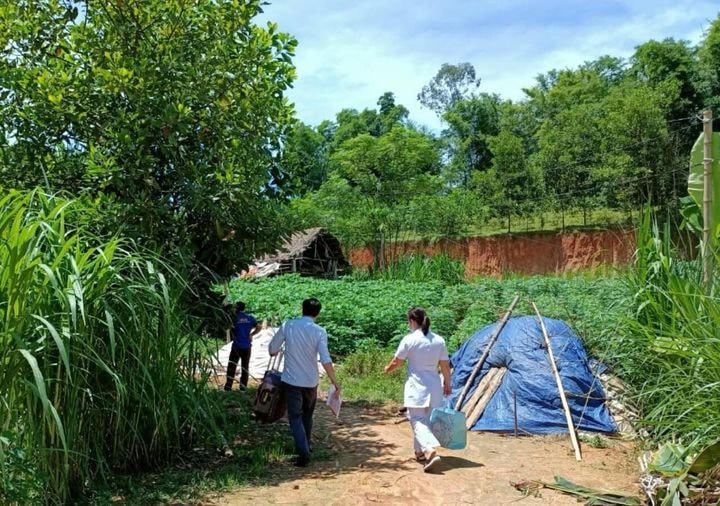 Cán bộ CDC Thanh Hóa tiếp cận khu vực nơi BN 3974 đang cách ly.